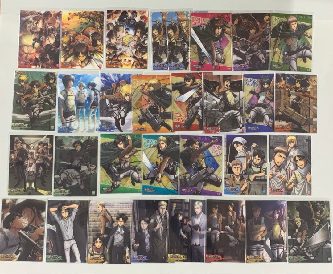 ☆進撃の巨人　グッズ まとめ売り　缶バッジ　紙類　キーホルダー他　約250点