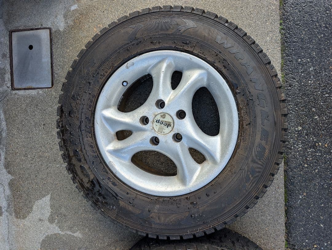 Jeep cherokee XJ 15インチ 純正ホイール スタッドレスタイヤ