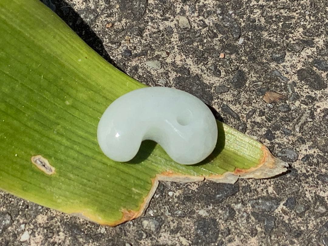 ✳純白氷肌‼️無垢の極上物　糸魚川翡翠勾玉　安価8800円卸し売り‼️ 鑑定鑑別書付