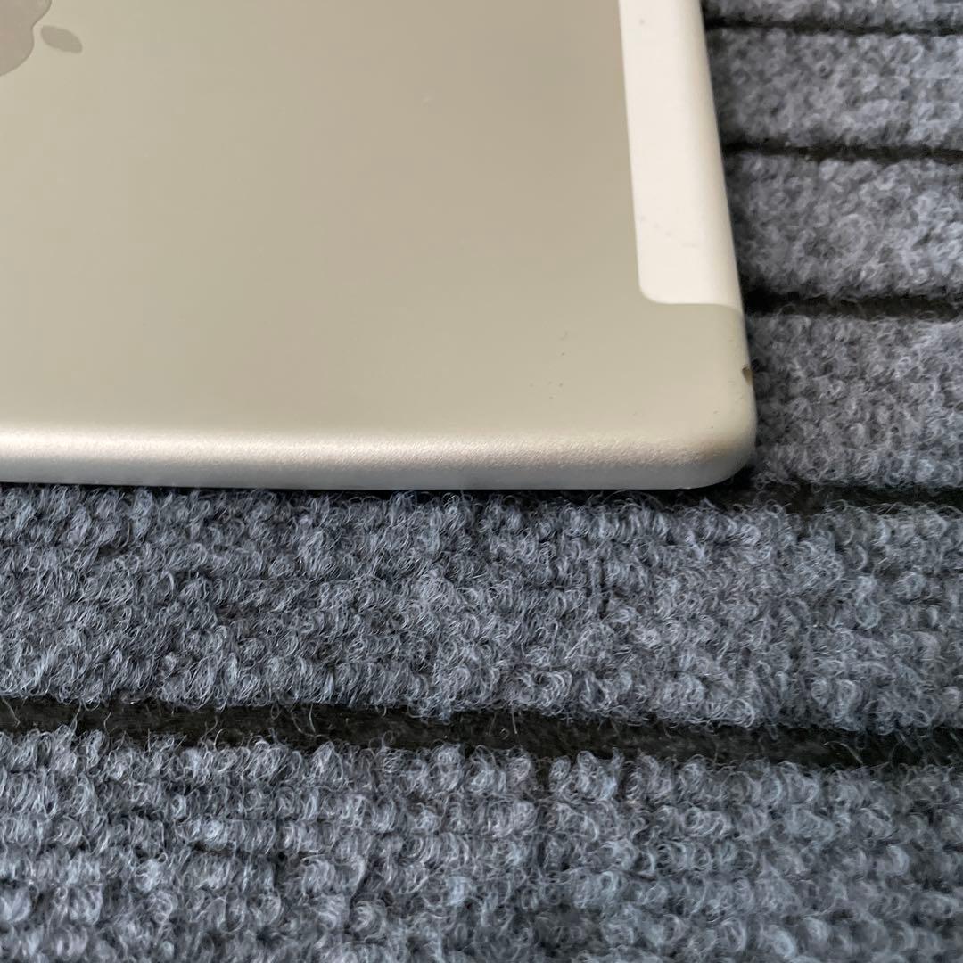 235 iPad 8世代 32GB SIMフリー シルバー
