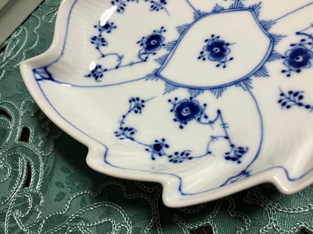 ロイヤルコペンハーゲン ブルーフルーテッドハーフ　リーフ型ディッシュ