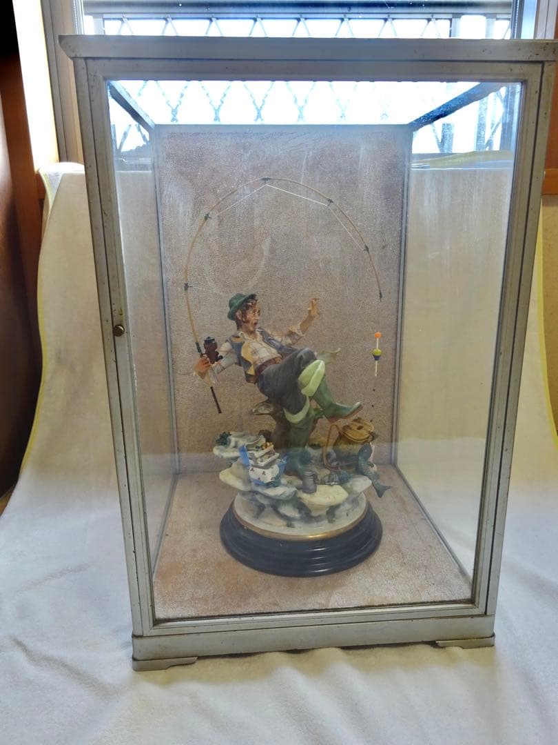 釣りをする陶器人形