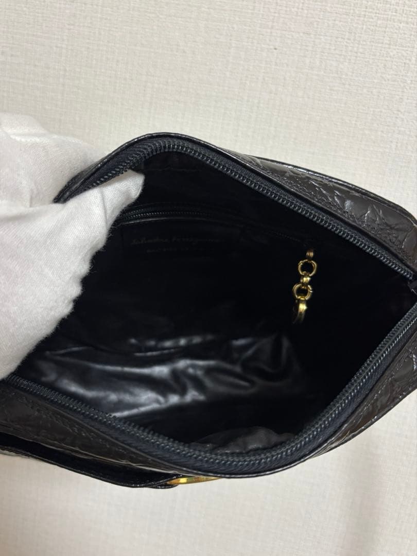 サルヴァトーレフェラガモ ヴァラ クロコ型押し パテント　黒　ショルダーバッグ