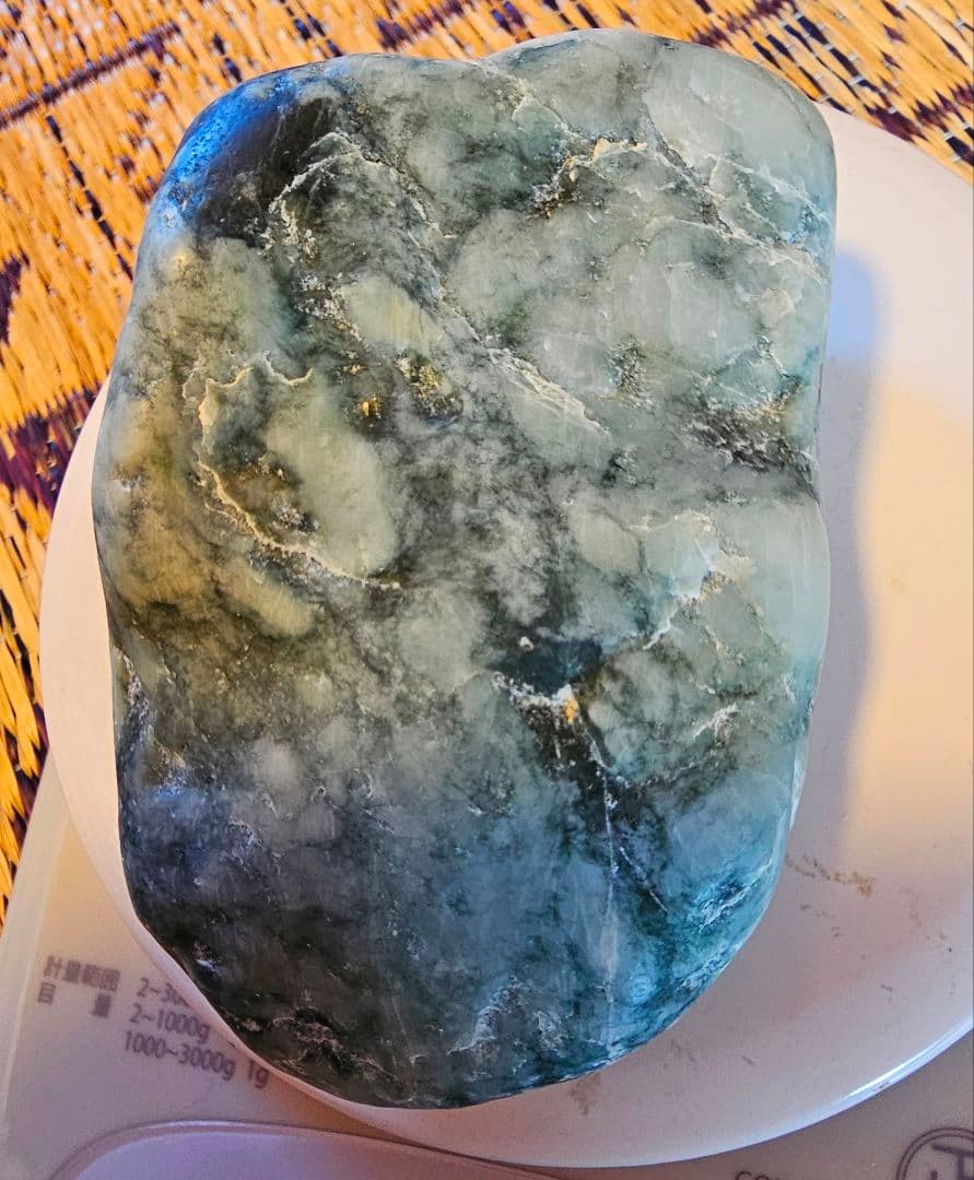 圧倒的パワー‼️青色❔緑❔糸魚川産 翡翠 原石