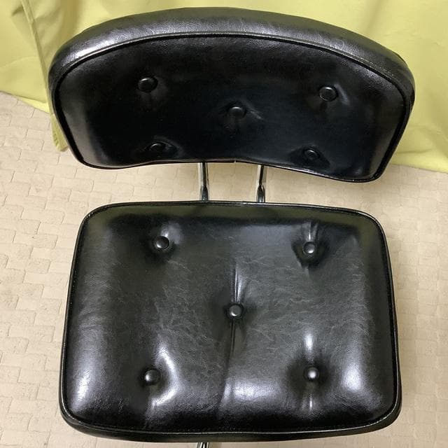 ボタン付きデザイン　インテリア　オフィス　デスクチェア 　黒　昇降