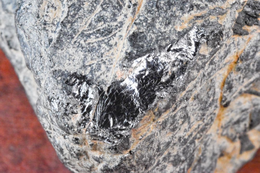 マダガスカル産 サマルスキー石