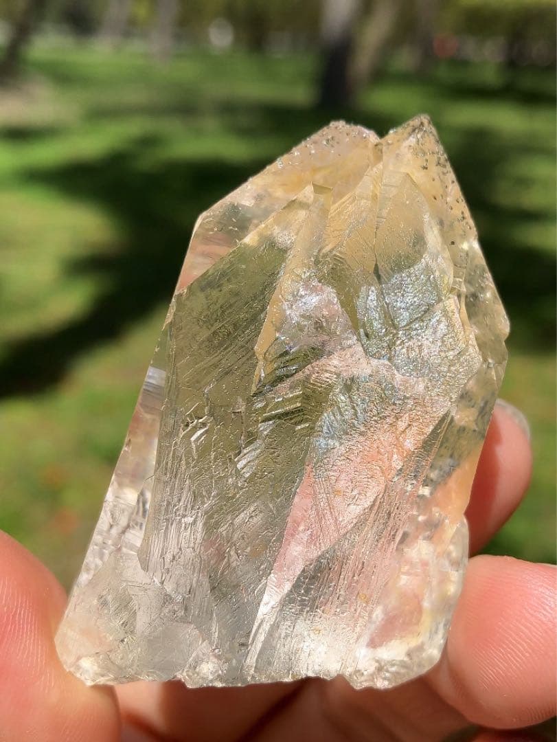 虹たっぷり！　パキスタン産　水晶　スカルドゥ　ハシュピ　ヒマラヤ水晶　原石