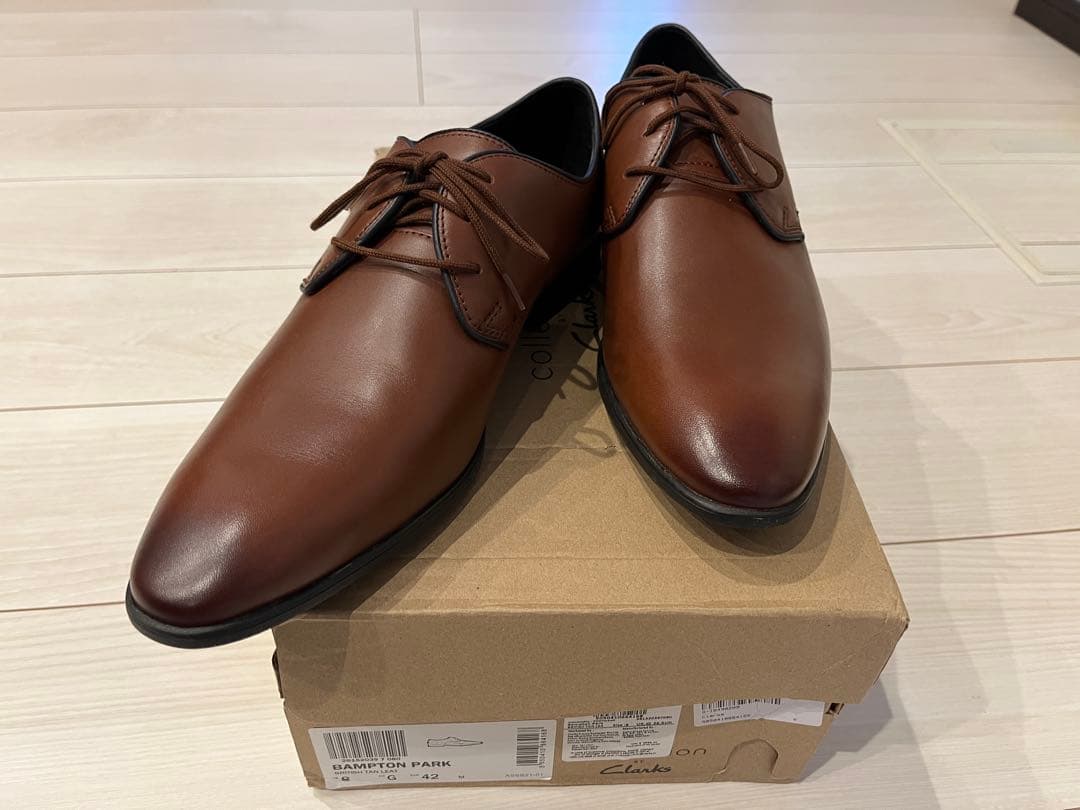 ザワちゃん　クラークス　レザーシューズ　茶　clarks