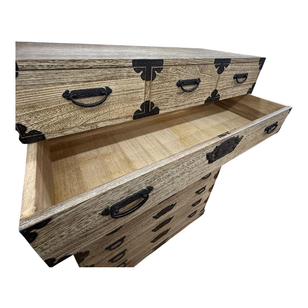 中古　国産　職人手造り　凝った金具が目を引く総桐箪笥