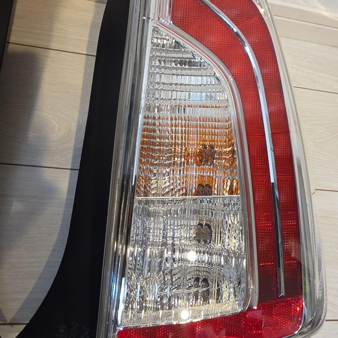 30　プリウス　後期　純正テールランプ　極美品