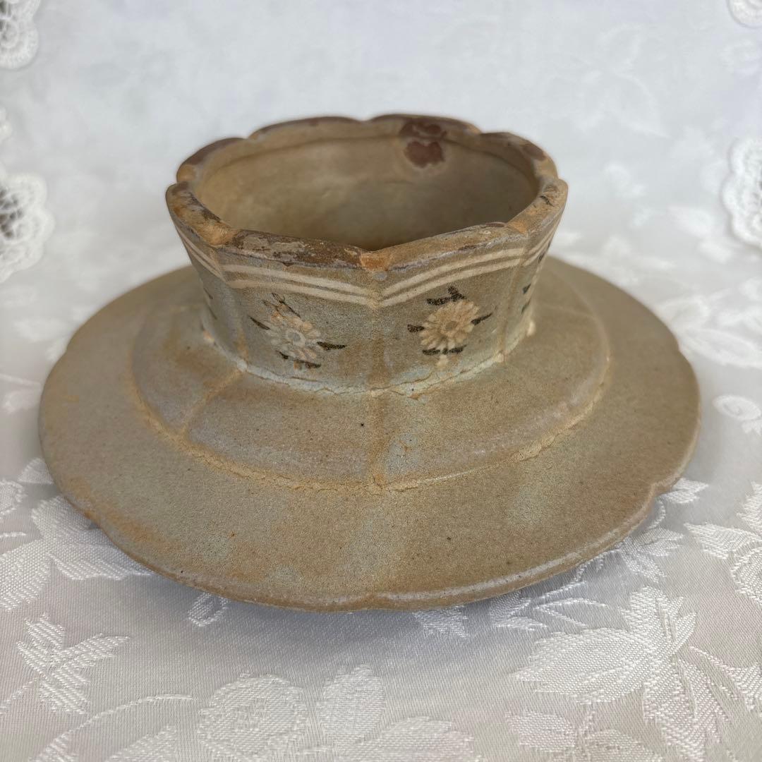 高麗 青磁象嵌陽刻菊花文輪花形　高麗青磁盃台　盞托　骨董品