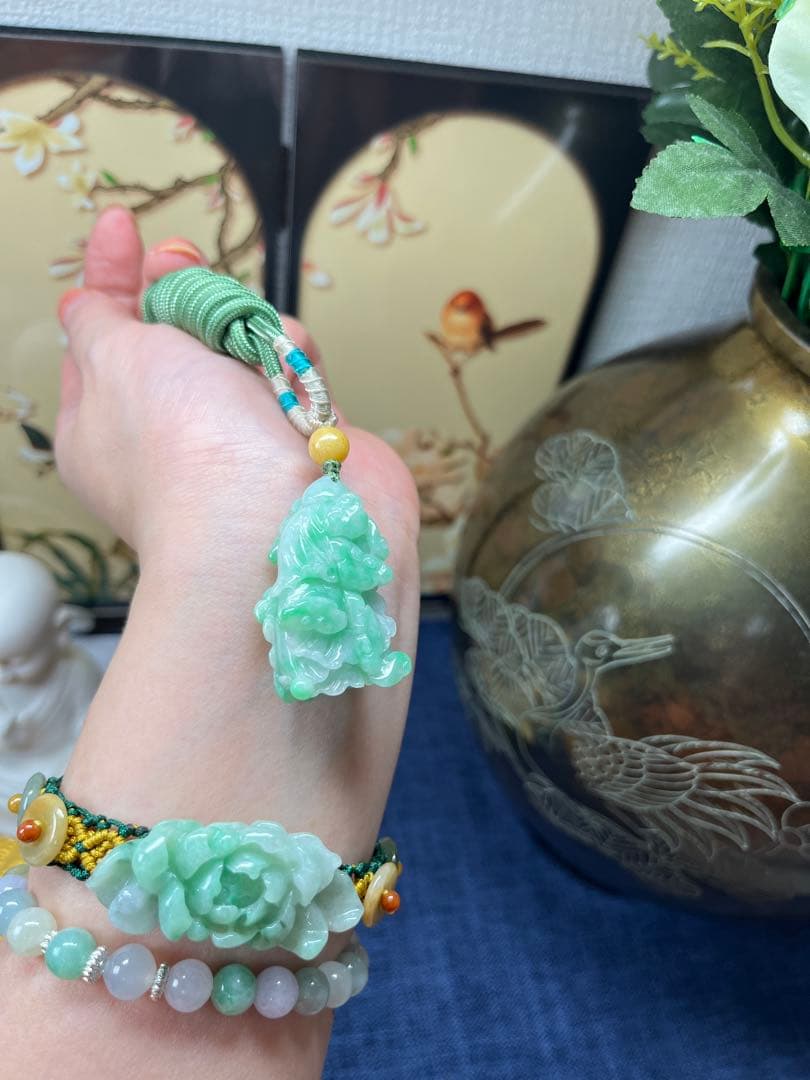 贅沢品❣️本翡翠　貴重なアップルグリーン翡翠・吉祥如意紋付きの発財白菜　鑑定書付き