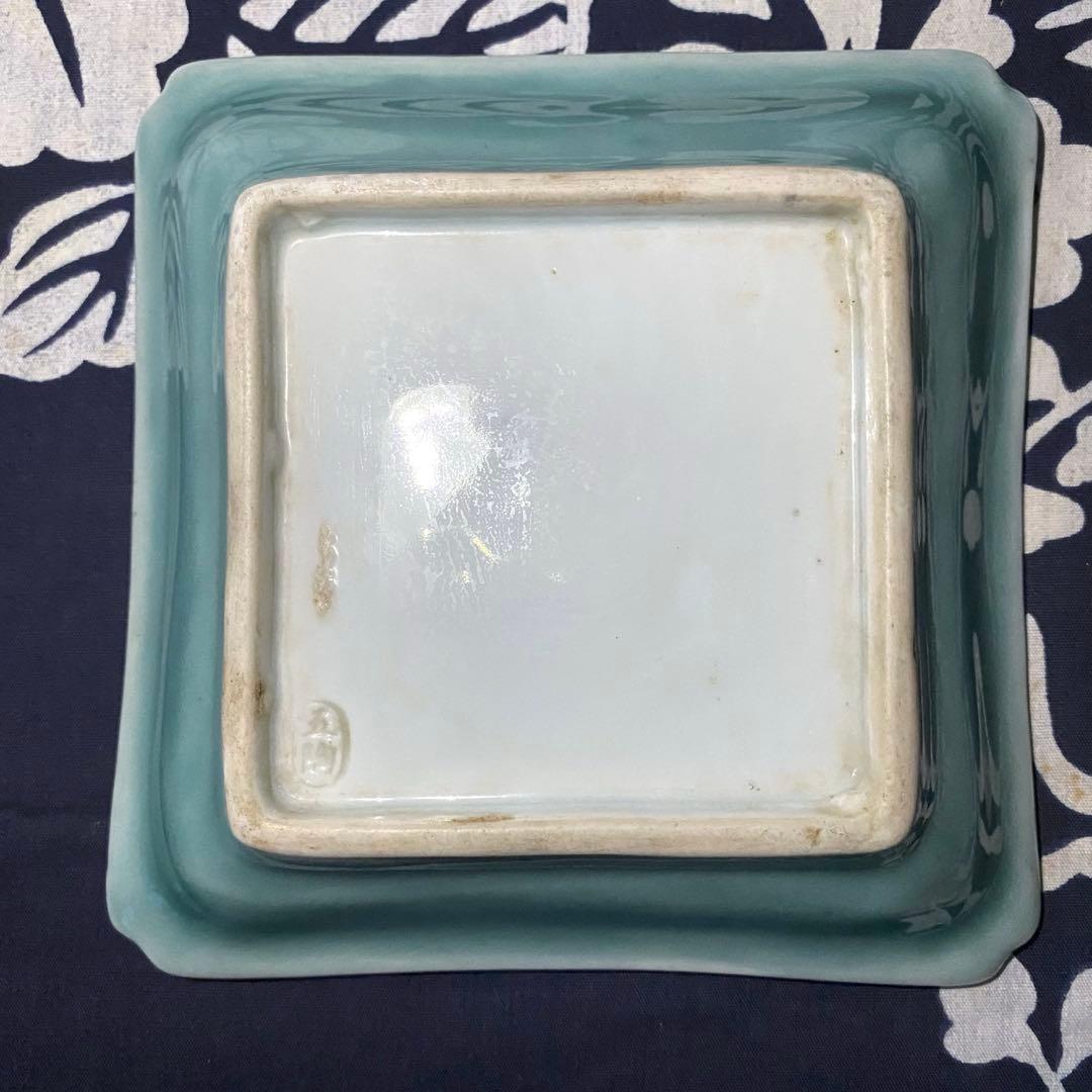 骨董・アンティーク　渋草焼　陽刻の美しい五陶青磁　四角皿　五客組　花唐草紋様