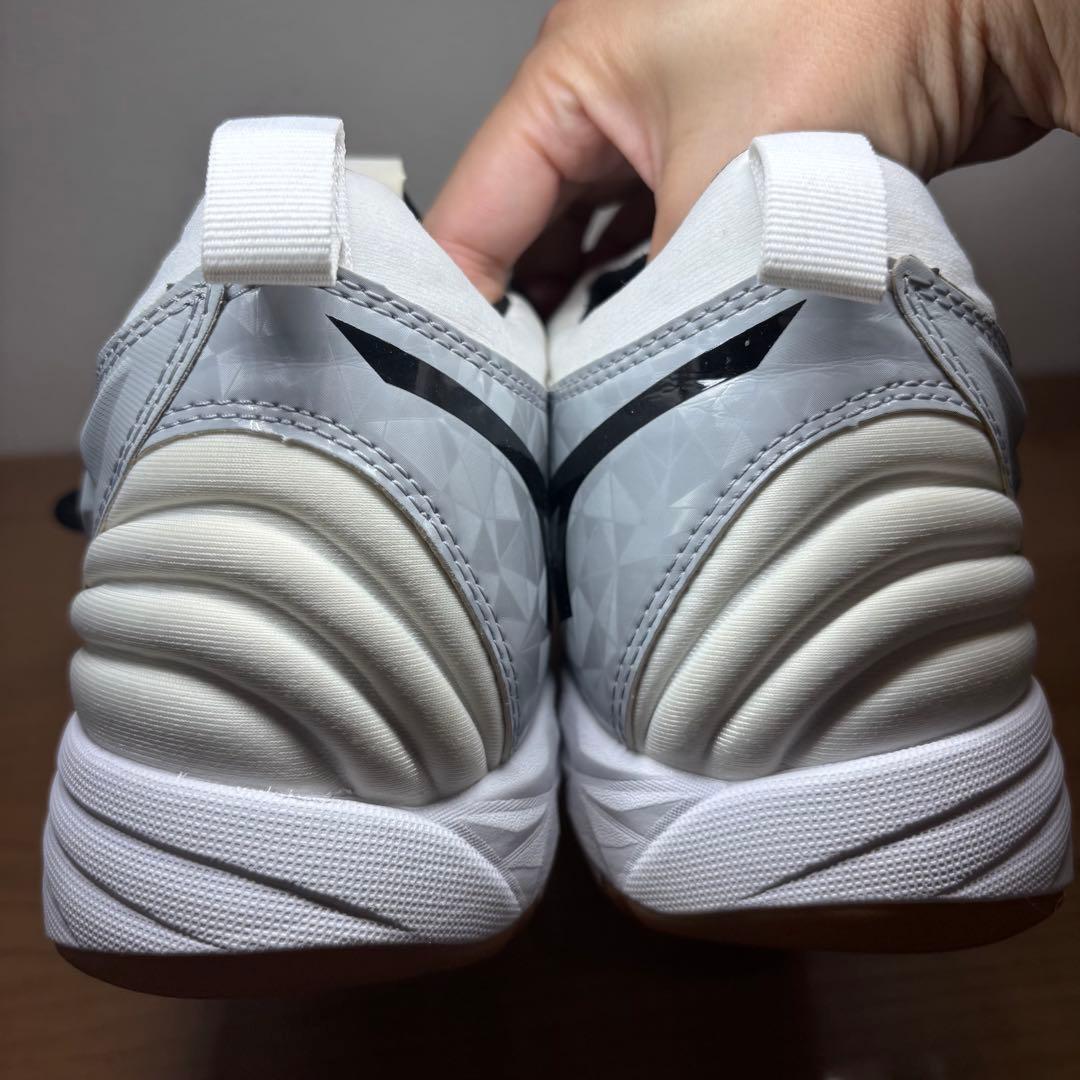 【未使用級】ミズノ　ウエーブモーメンタム エリート　　バレーシューズ　26.5