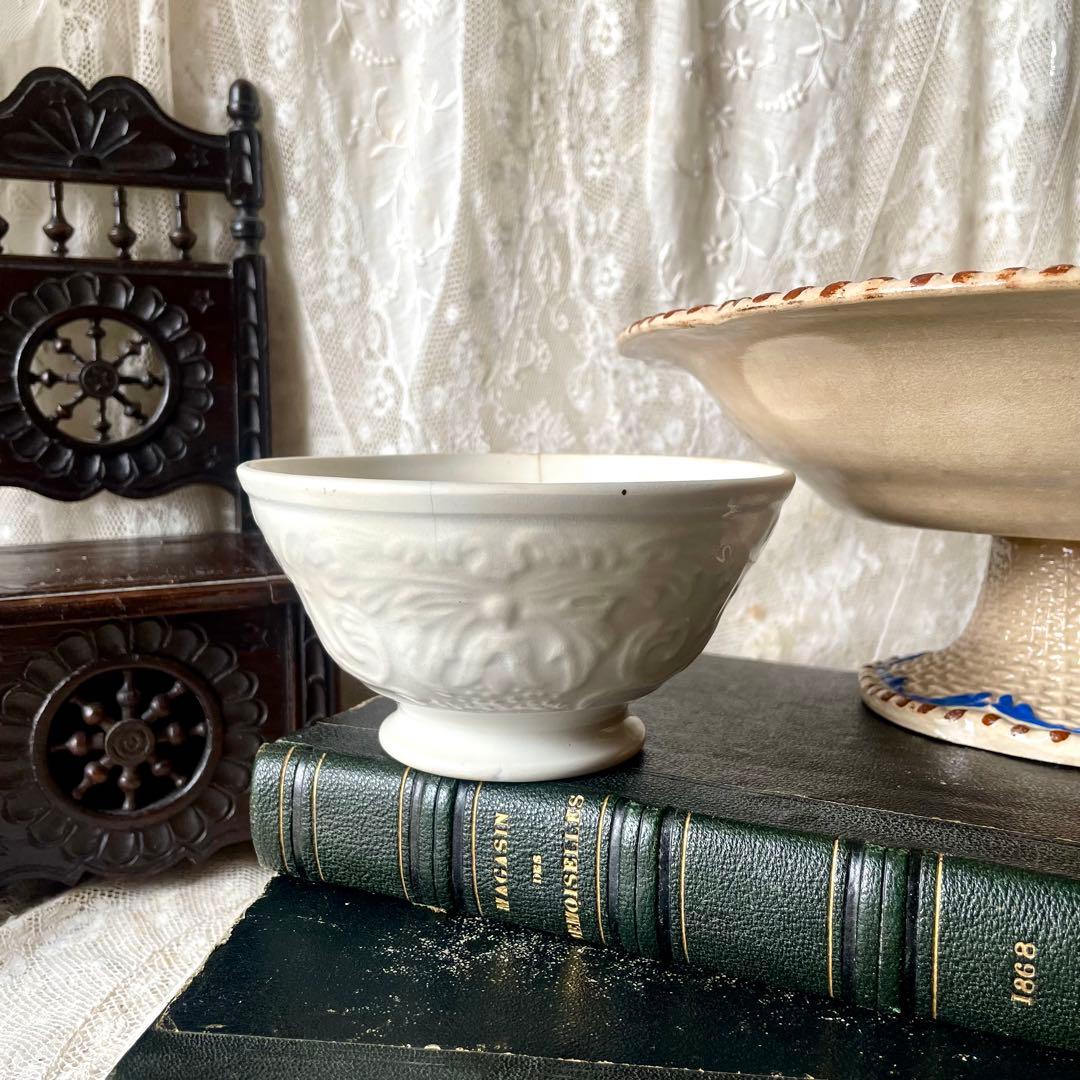 ホワイトレリーフカフェオレボウル　フランスアンティーク　白　19世紀後期