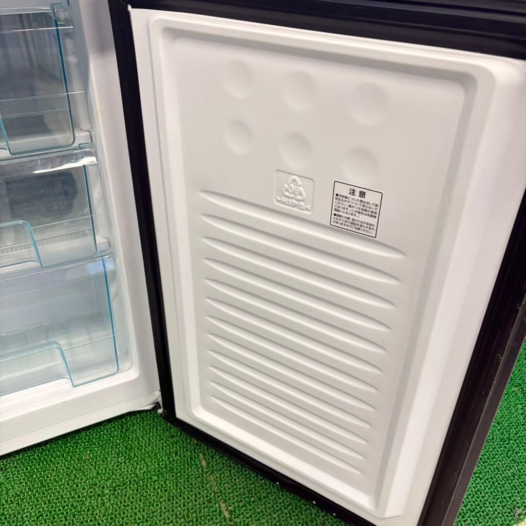 709 2023年製　大容量　冷蔵庫　100L強　小型　一人暮らし　右開き　黒色