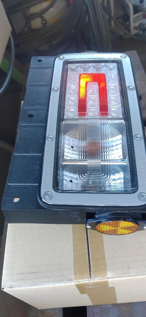 日野 プロフィア大型トレーラー 純正左テールランプ新品。