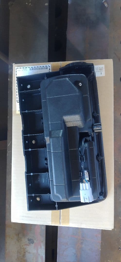 日野 プロフィア大型トレーラー 純正左テールランプ新品。