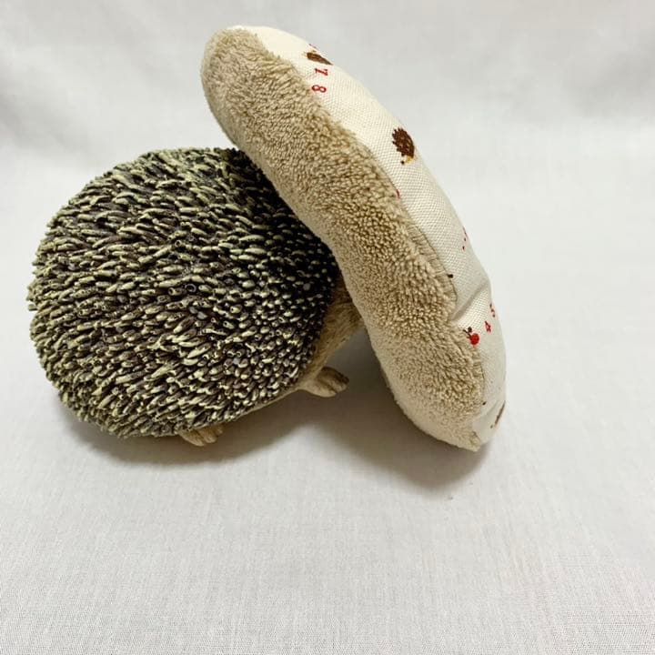 【リボン付きドーナツクッション】数字とハリネズミ柄×タオル地