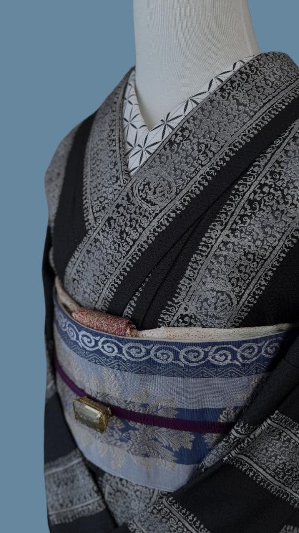 着物９　東レ　こむさでもーど　よろけ縞アラベスク調袷着物　黒　身丈１６７裄丈６７