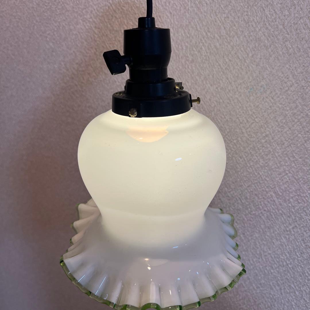 ヴィンテージ　フリルエッジ ホワイトガラス ペンダントライト