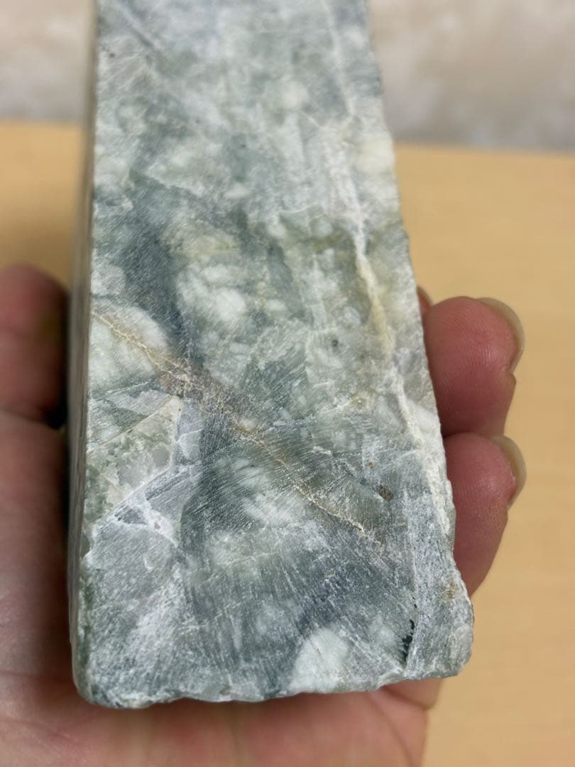 新潟県糸魚川市姫川産巨石天然糸魚川翡翠原石1233g 4面カット磨き無し 国石