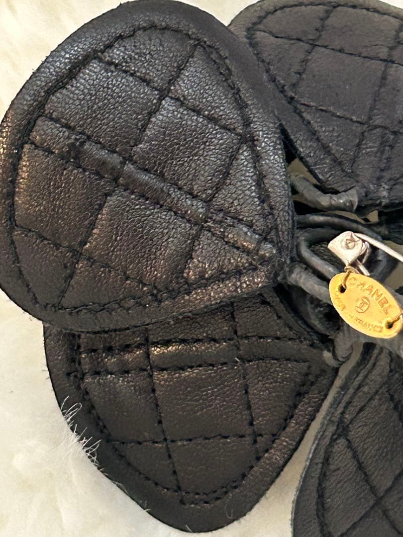 CHANEL ビンテージマトラッセ黒いレザー花型ブローチ約10cm可愛い