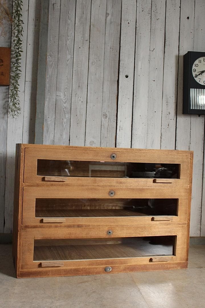 さお　　味のある前面ガラスの引き出し3段