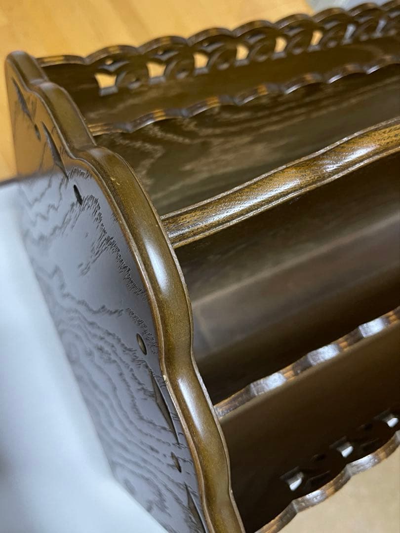 パリの雑貨屋シリーズのアンティーク調の木製マガジンラック