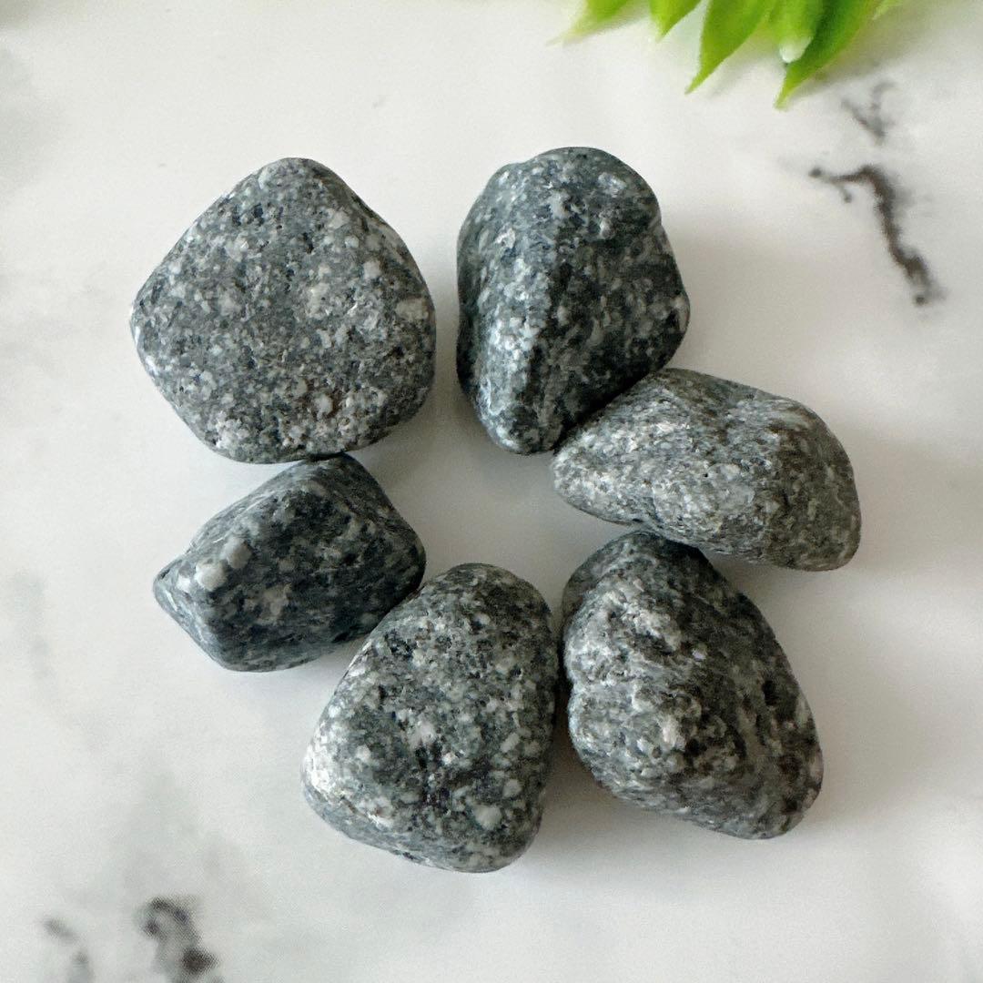 【自然の丸み 遠野霊石】 にぎり石6個｜6つそろって生まれるコロコロ波動