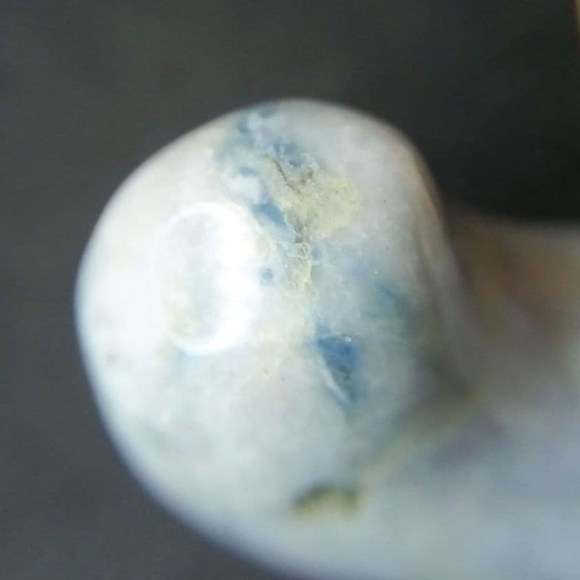 天然石 勾玉　淡い緑色と白色の混合　約18g