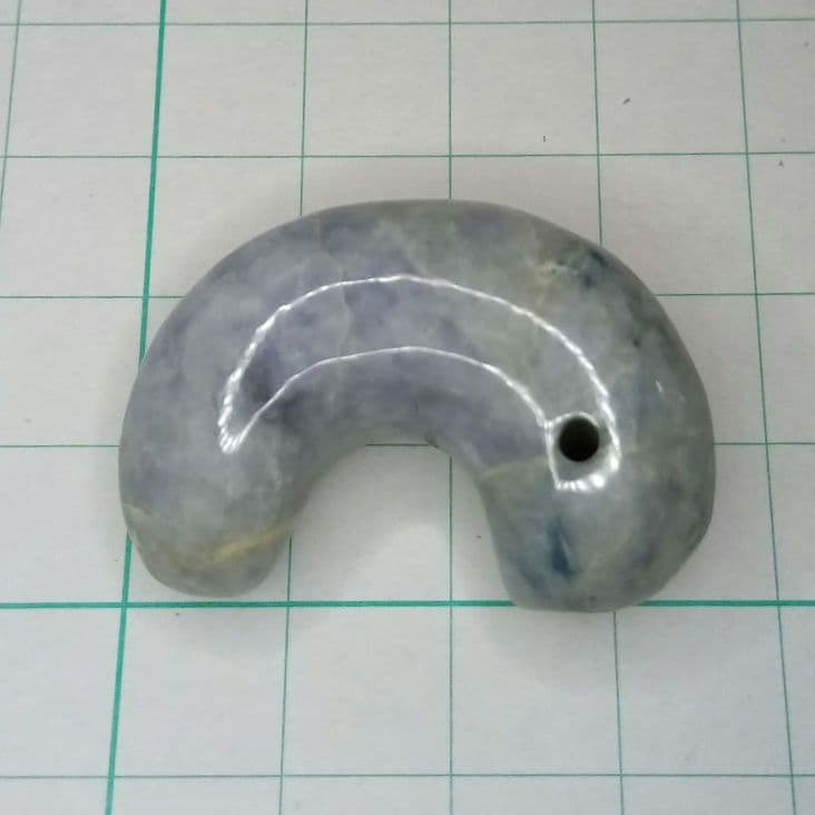 天然石 勾玉　淡い緑色と白色の混合　約18g