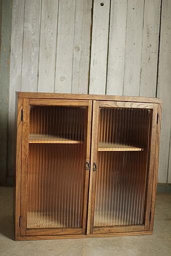 古い小ぶりな木枠のモールガラス戸棚　収納棚　食器棚　キャビネット　古家具