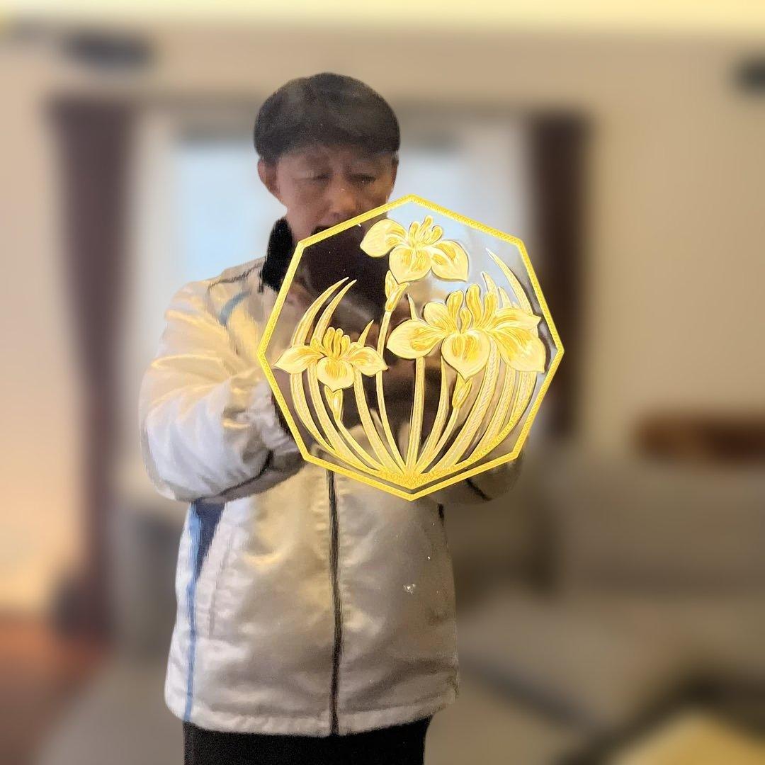 黒い4つ折り屏風 金色の花模様