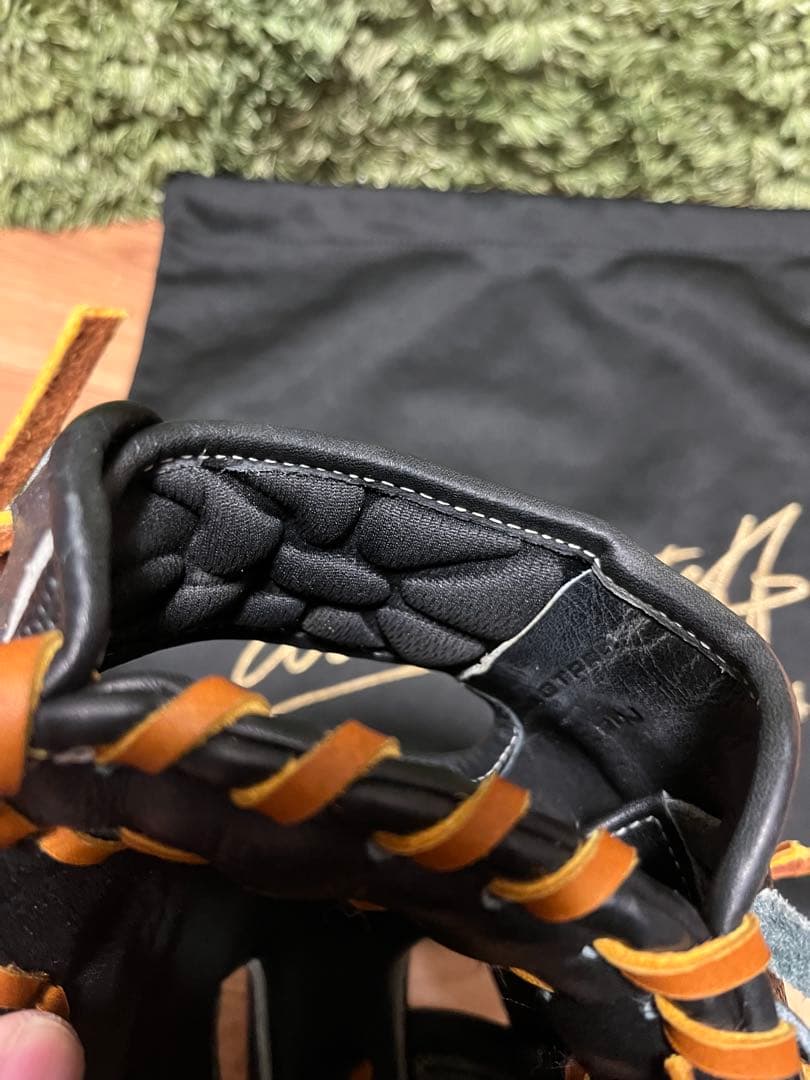 ウィルソンスタッフ デュアル 軟式内野手用外崎モデル ブラックSS×メタリック