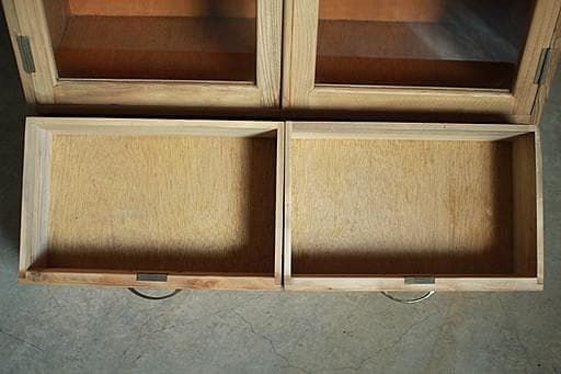 古い木枠のガラス戸棚　引き出し2杯　食器棚　水屋　キャビネット　古家具　古民家