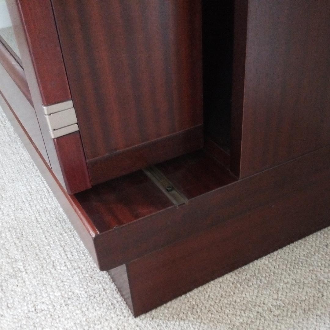 スライド式本棚　収納力にすぐれ、ガラス扉付き