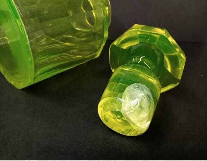 ★P0201★欧州 ウランガラス　12面カット　蓋付　香水瓶　化粧水　ボトル