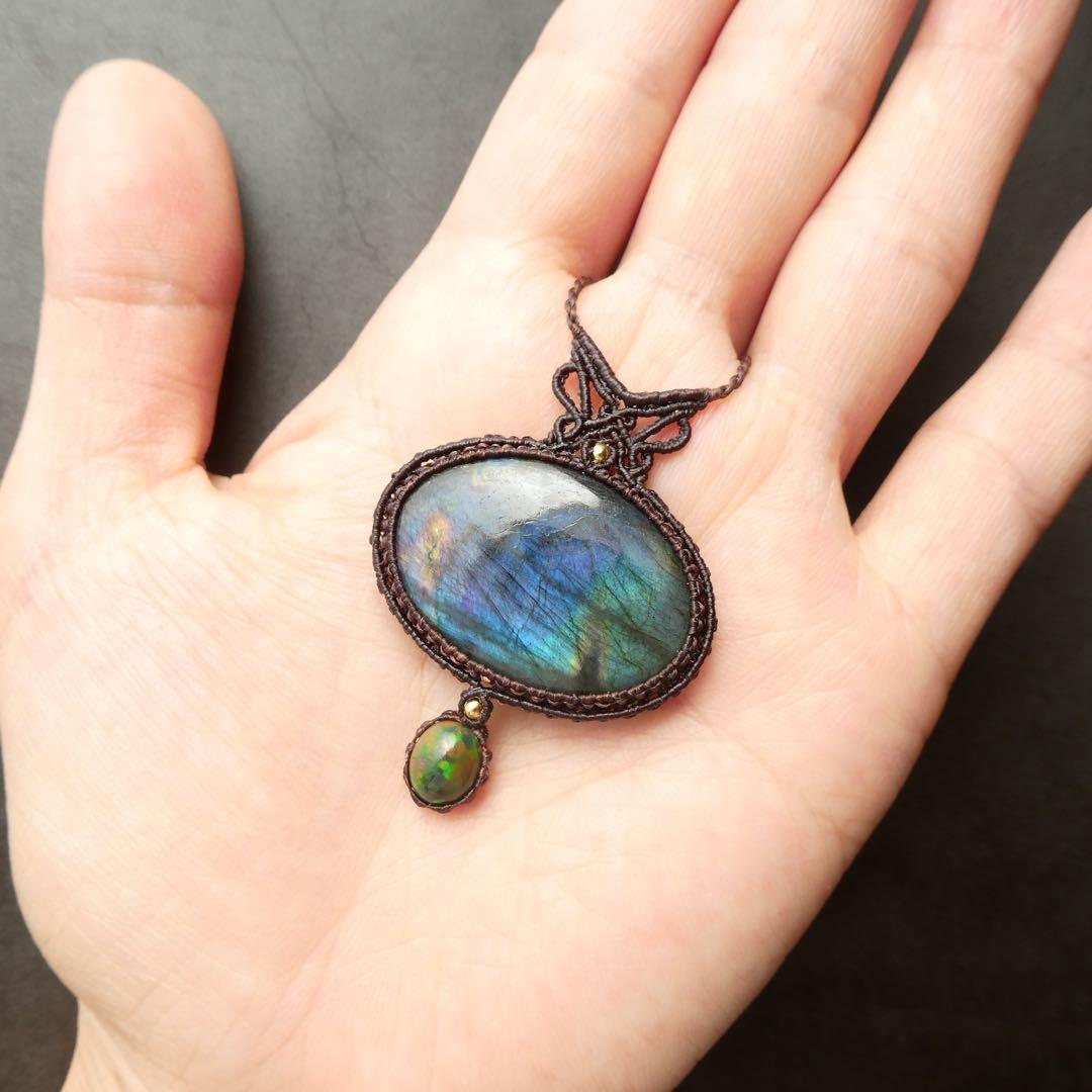 さい　レインボーラブラドライトとブラックオパールのマクラメネックレス