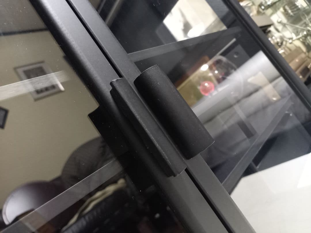 スタイリッシュ　モダン　三面　硝子　マット　ブラック　ショーケース　三段