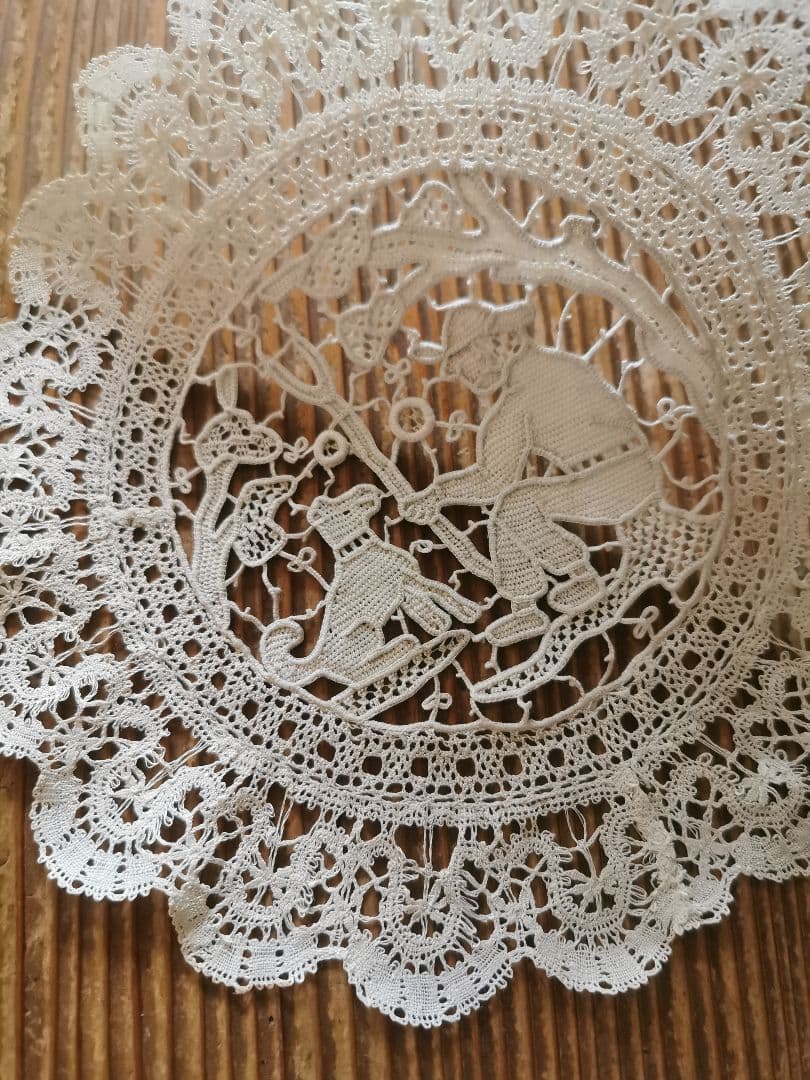 アンティーク ポワンドヴェニス 見つめ合う犬と人 美しいニードルレースドイリー