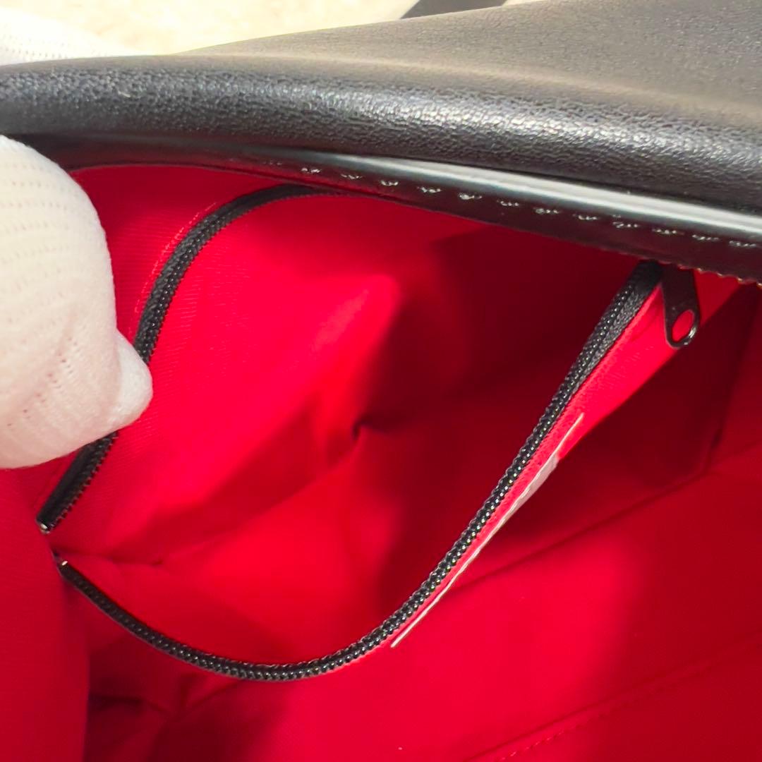 美品 カワカワ hatome ハトメ　ボディバッグ レザー ブラック