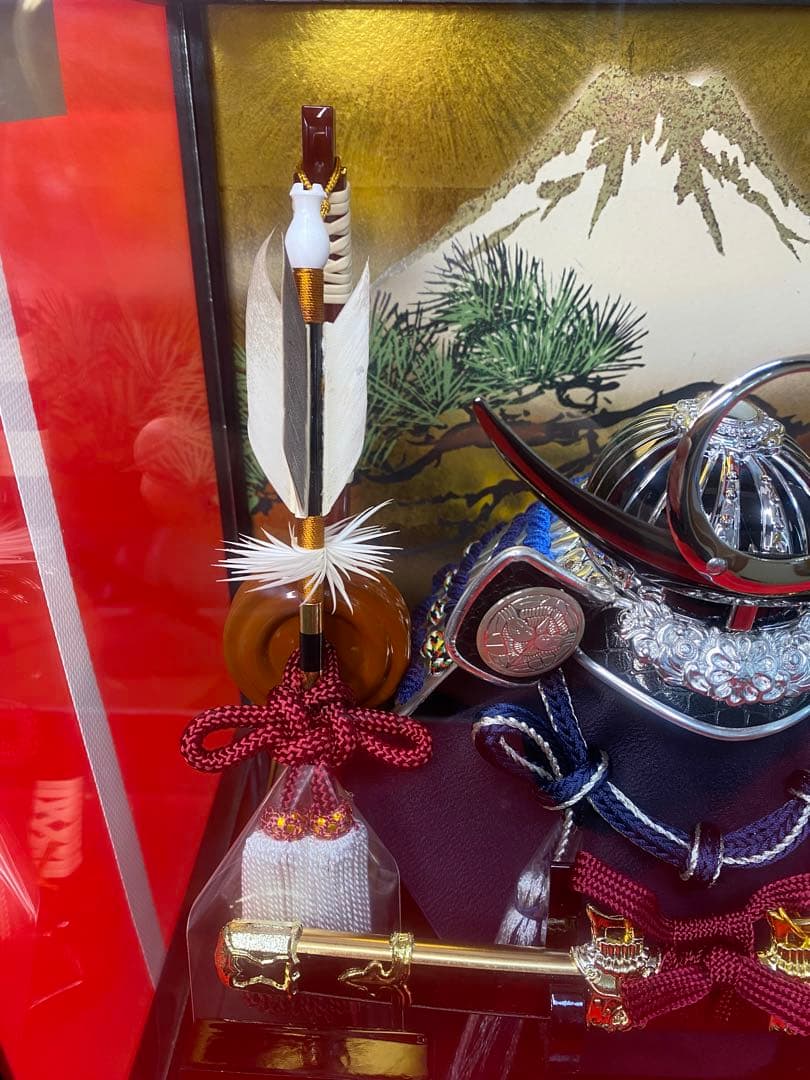 上杉謙信　五月人形　シルバー兜飾りガラスケース入り・コンパクトサイズ