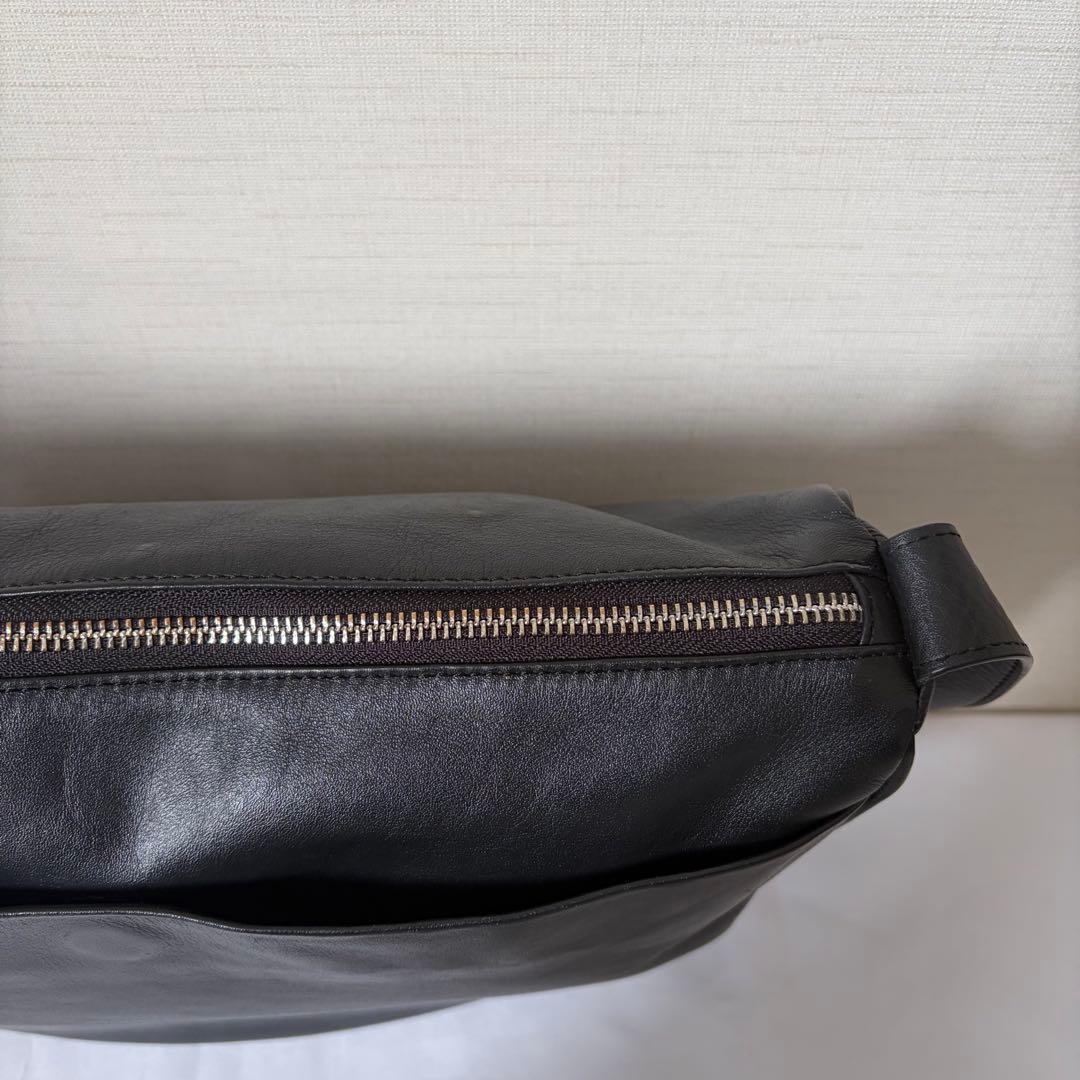 イアパピヨネ　スワローマチショルダーバッグ　レザー　ブラック