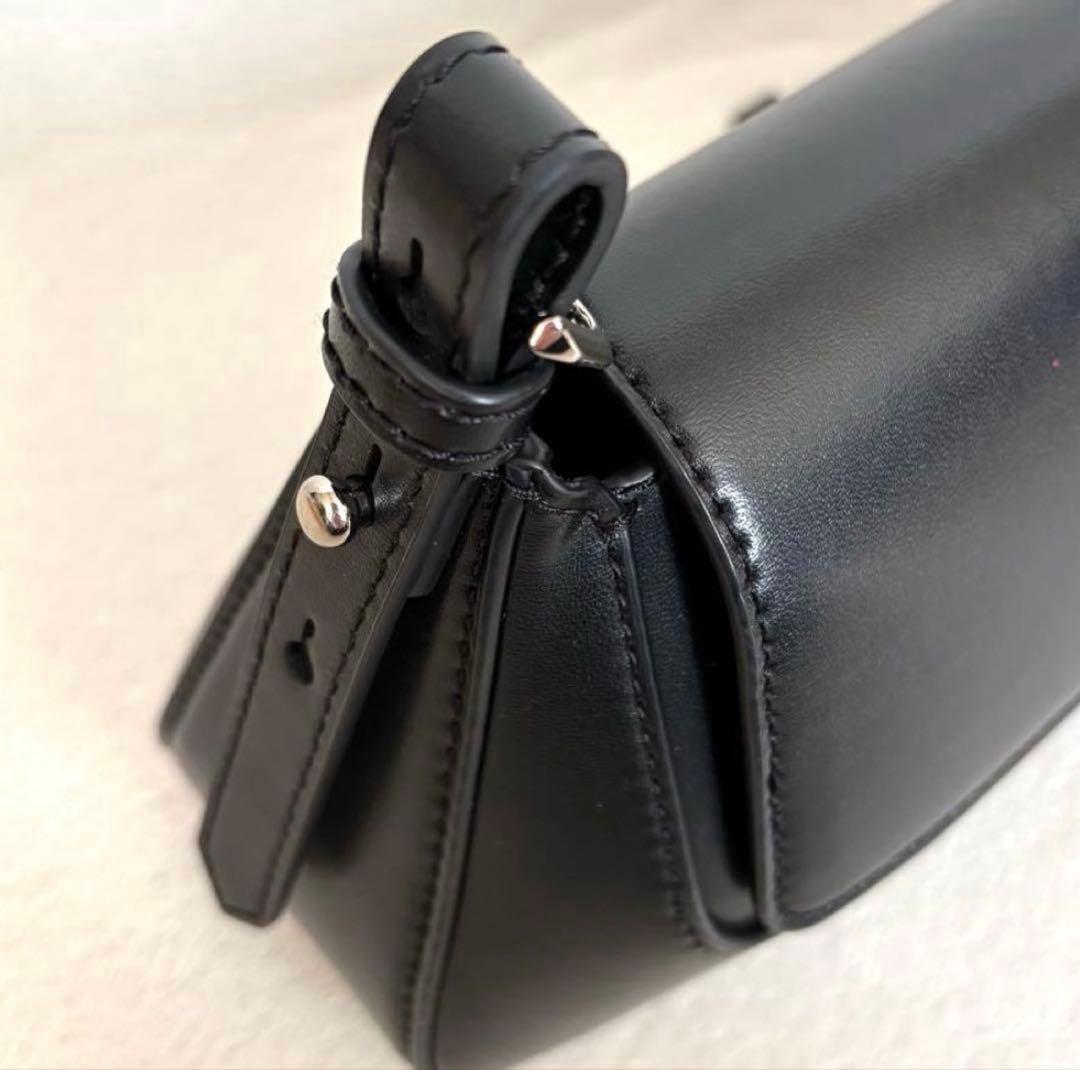 ⭐︎美品【CHARLES & KEITH】オリビア トラペーズショルダーバッグ 黒