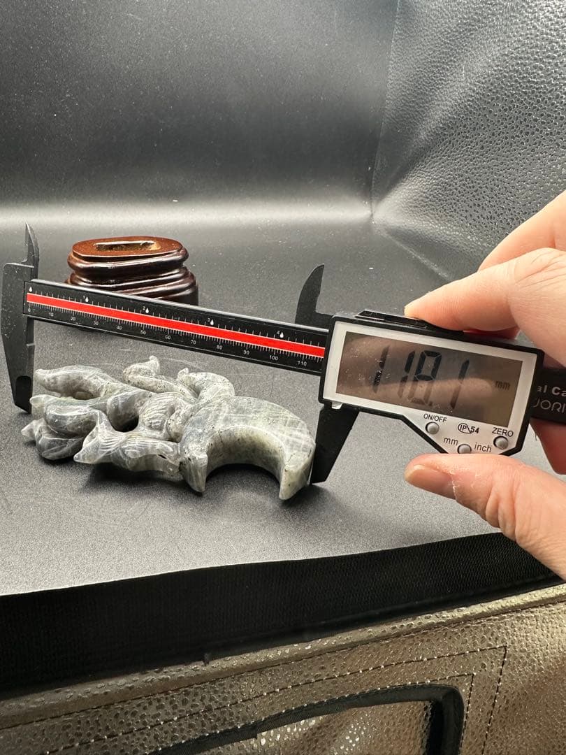 ラブラドライト九尾彫刻　台座つき