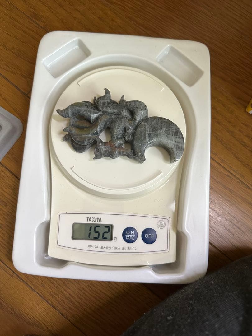 ラブラドライト九尾彫刻　台座つき