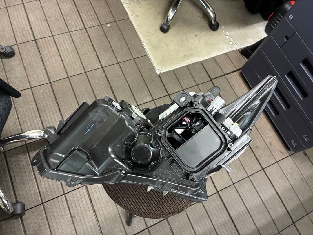 30プリウス　Ｇ's純正ヘッドライト　左右セット