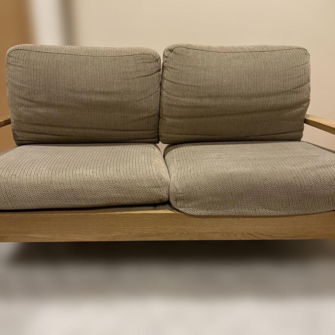 ベージュの木製フレームソファ送料込み