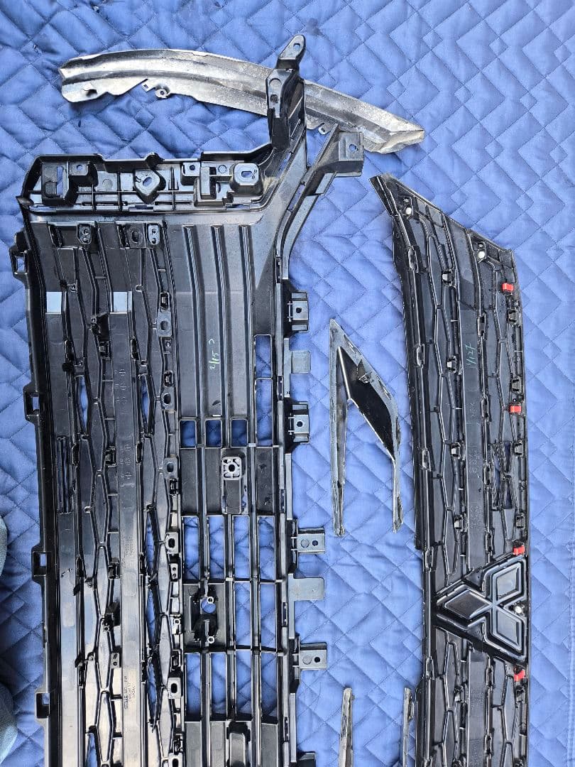 三菱 デリカ D5 後期モデル　純正グリル